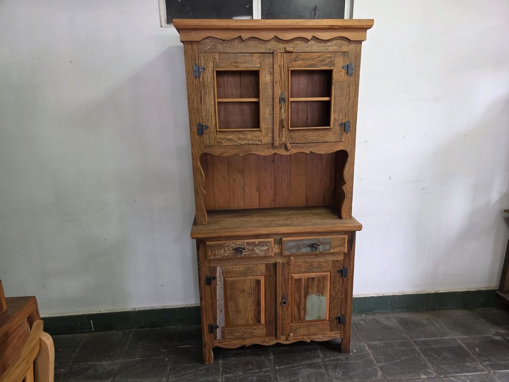 Cristaleira de madeira maciça da Vintage Decor, peça CRI-07