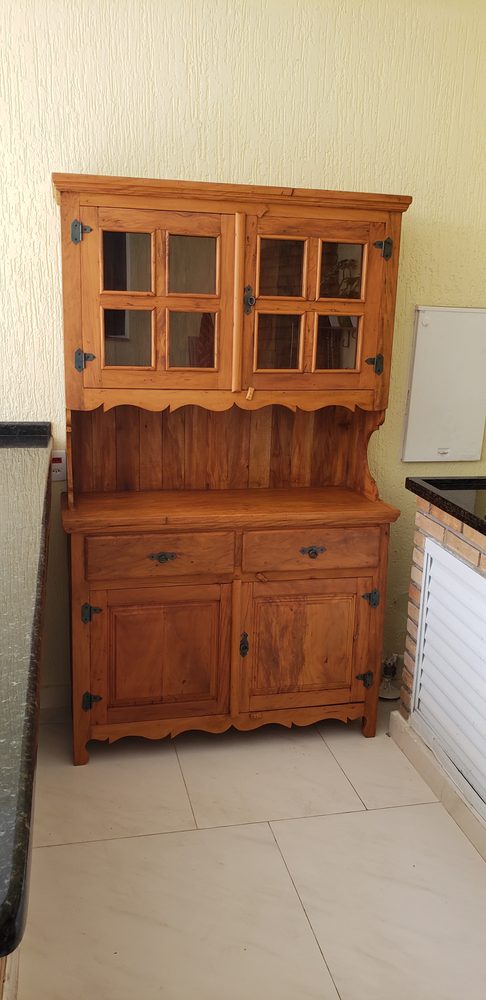 Cristaleira de madeira maciça da Vintage Decor, peça CRI-13