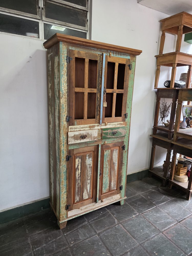 Cristaleira de madeira maciça da Vintage Decor, peça CRI-17