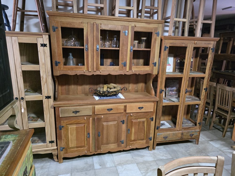 Cristaleira de madeira maciça da Vintage Decor, peça CRI-19