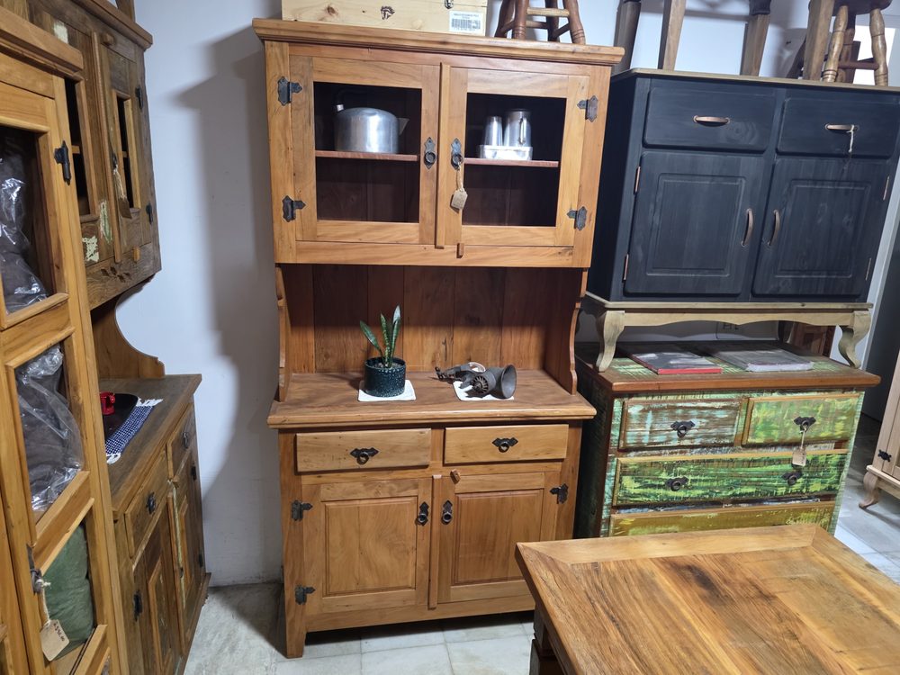 Cristaleira de madeira maciça da Vintage Decor, peça CRI-20