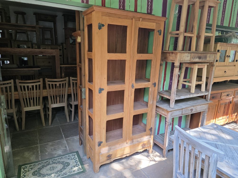 Cristaleira de madeira maciça da Vintage Decor, peça CRI-24