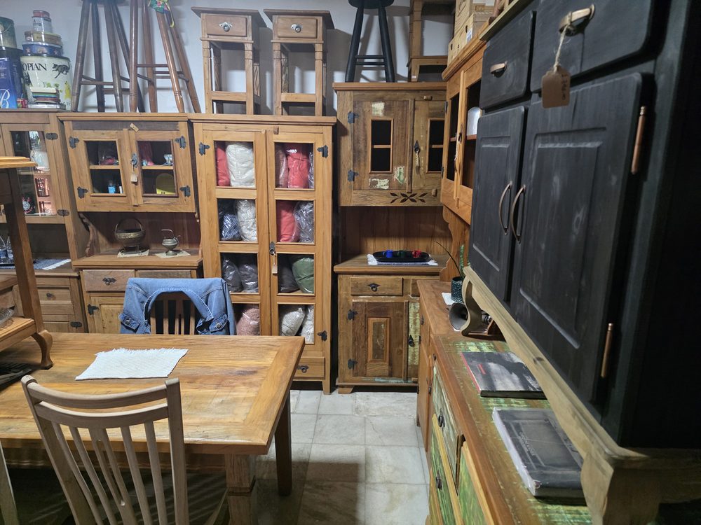 Loja Vintage Decor — salão com mesa e armário escuro, foto LOJ-06