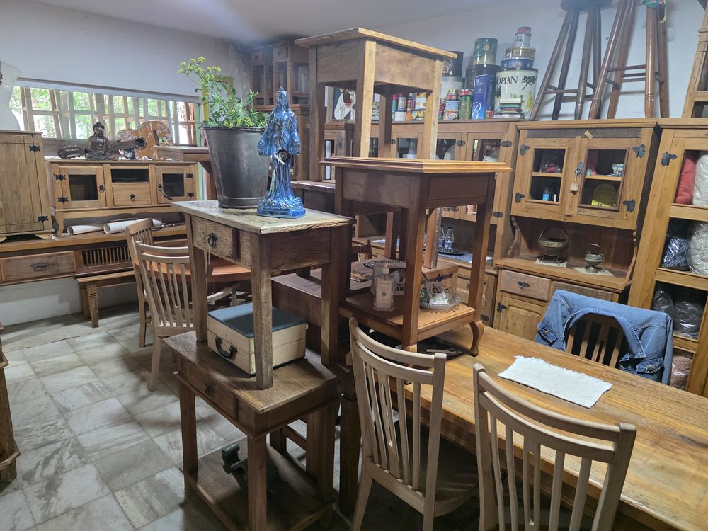 Loja Vintage Decor — salão com mesa de jantar, foto LOJ-07