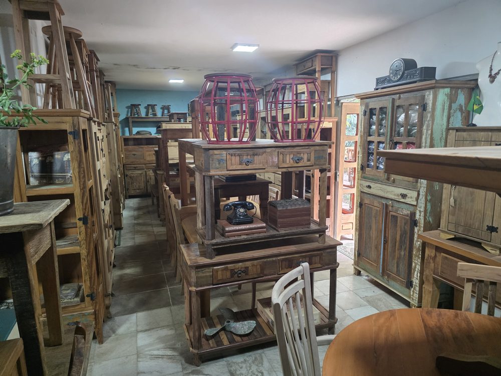 Loja Vintage Decor — corredor entre cristaleiras, foto LOJ-08