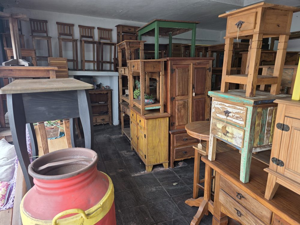 Loja Vintage Decor — peças coloridas no salão, foto LOJ-11