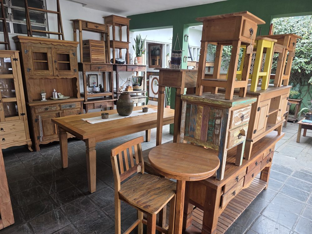 Loja Vintage Decor — salão dos fundos com cristaleiras, foto LOJ-13