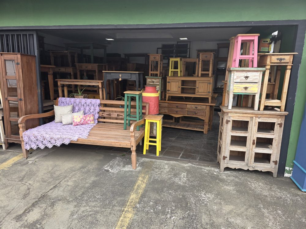 Loja Vintage Decor — entrada da garagem com peças patinadas, foto LOJ-15