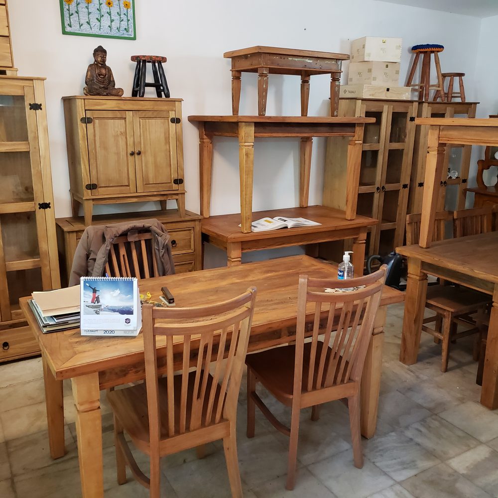 Loja Vintage Decor — salão com mesa e cadeiras em 2020, foto LOJ-18