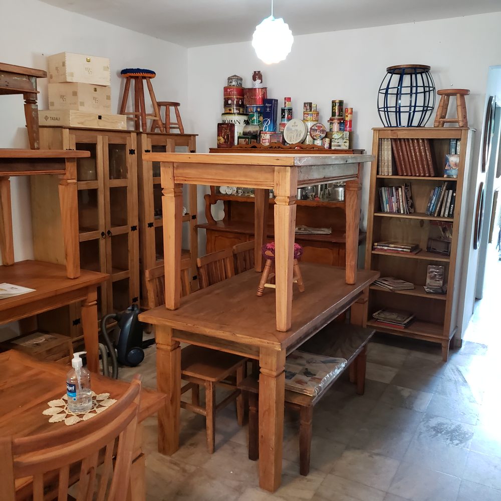 Loja Vintage Decor — salão com mesas em 2020, foto LOJ-19