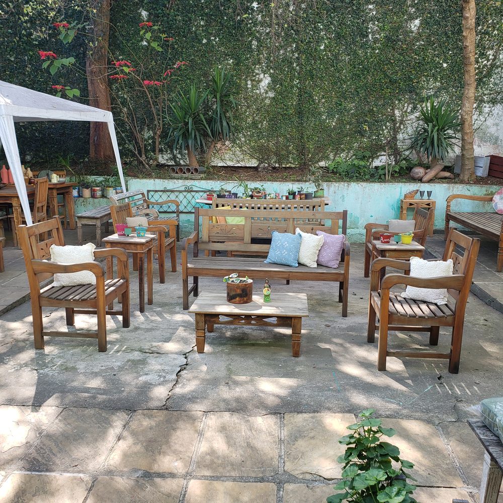 Loja Vintage Decor — pátio com poltronas e mesa de centro, foto LOJ-20
