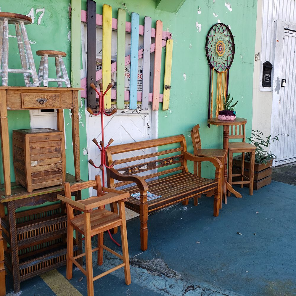 Loja Vintage Decor — parede verde com banco e banquetas, foto LOJ-22