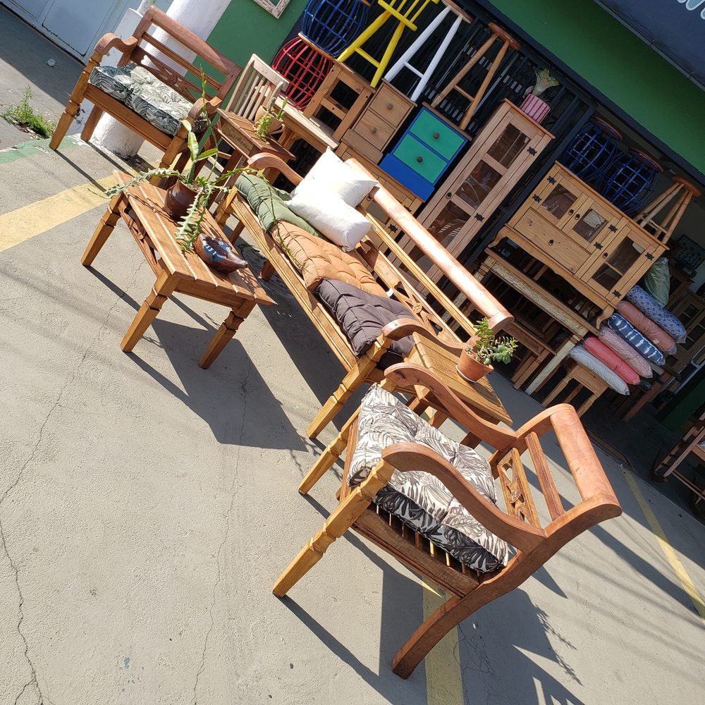 Loja Vintage Decor — frente da loja com poltronas, foto LOJ-23