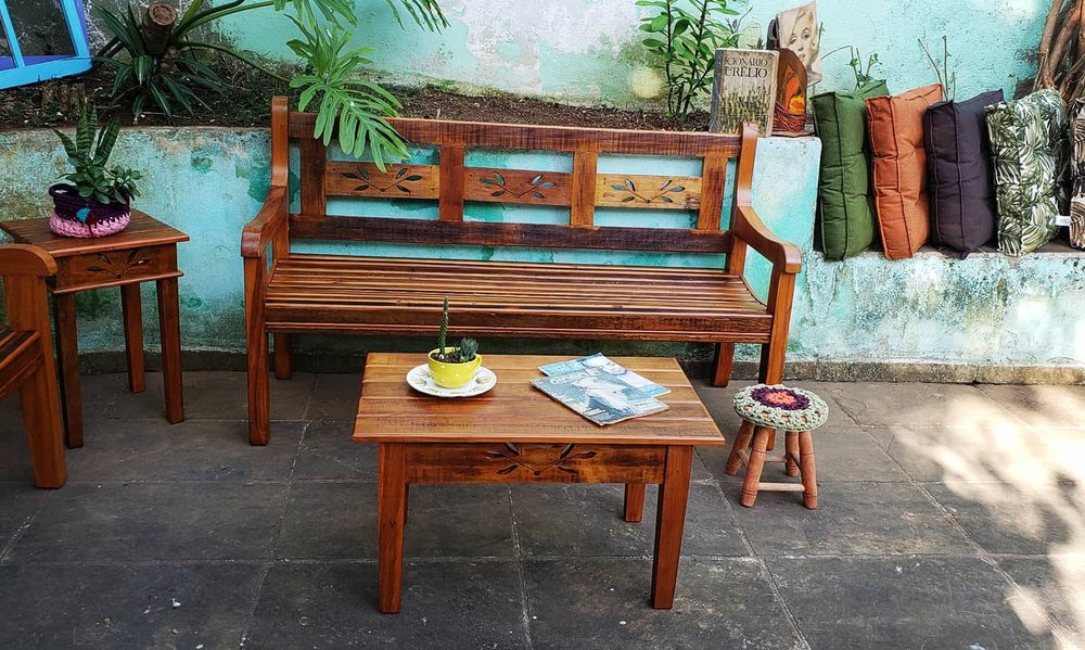 Loja Vintage Decor — banco e mesa de centro no pátio, foto LOJ-24