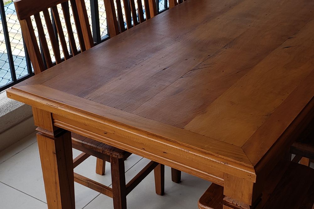 Mesa de jantar de madeira maciça com seis cadeiras montada na sala de um cliente
